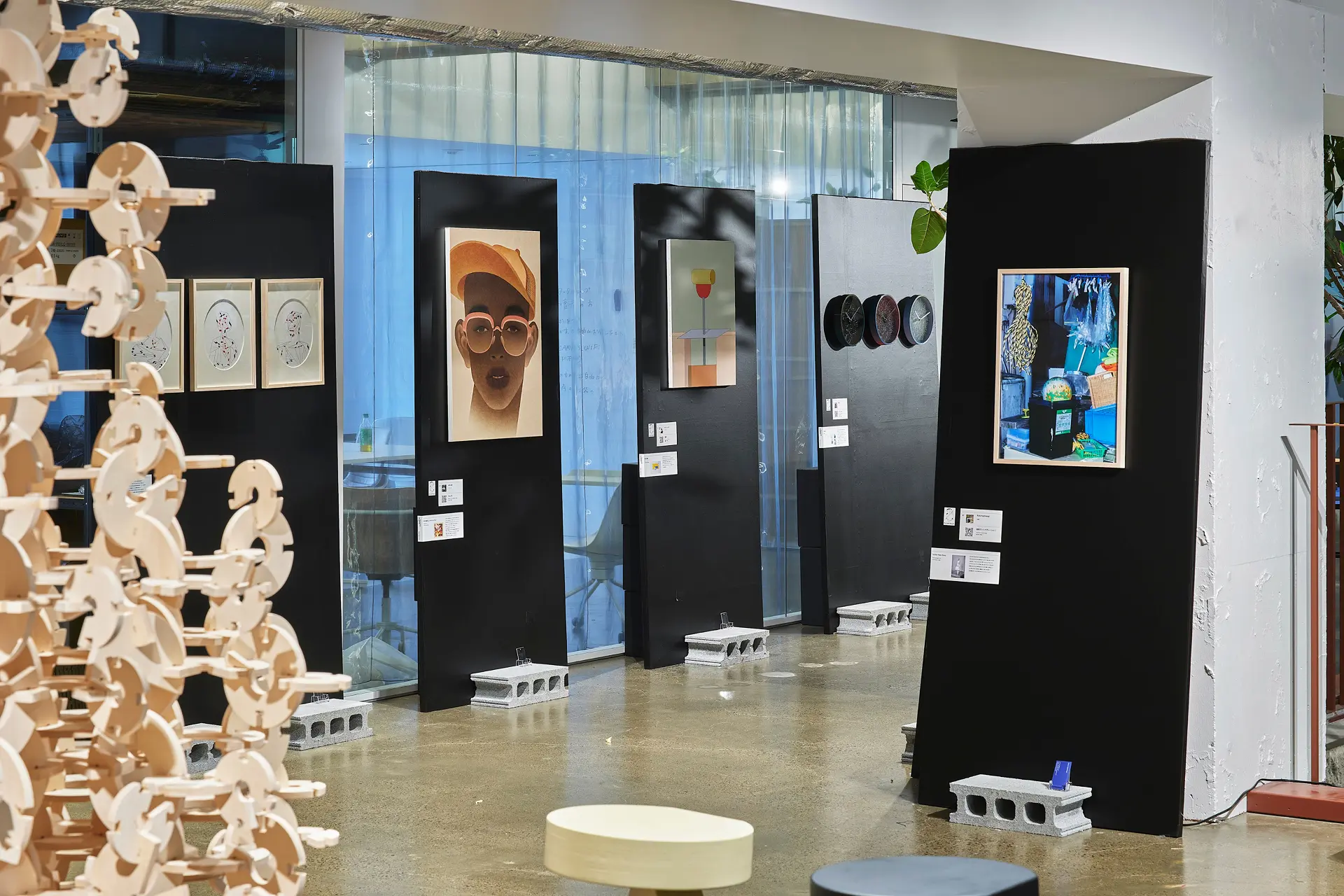 過去のエキシビションの様子。会場内に複数の展示物が並んでおり、展示物のそばには作品の説明や名刺が置かれている。